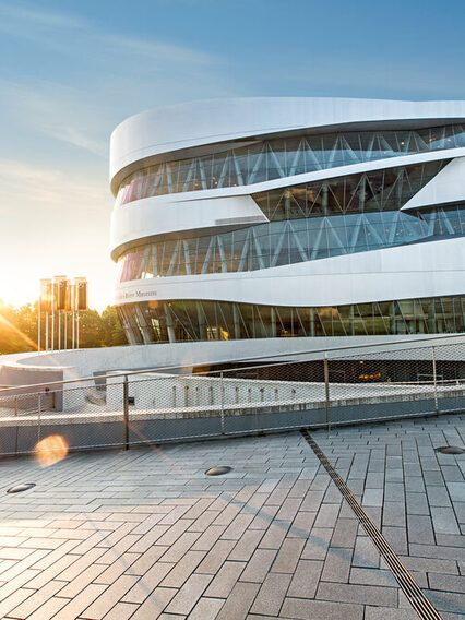 Außenaufnahmen Mercedes-Benz Museum: Das silberne Gebäude hat die Form einer Spirale.