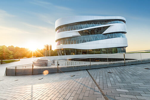 Außenaufnahmen Mercedes-Benz Museum: Das silberne Gebäude hat die Form einer Spirale.