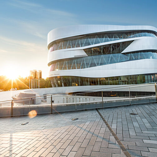 Außenaufnahmen Mercedes-Benz Museum: Das silberne Gebäude hat die Form einer Spirale.