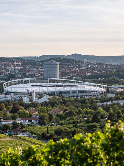 Außenaufnahme der Mercedes‐Benz Arena mit Dachkonstruktion