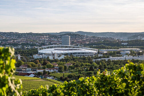 Außenaufnahme der Mercedes‐Benz Arena mit Dachkonstruktion