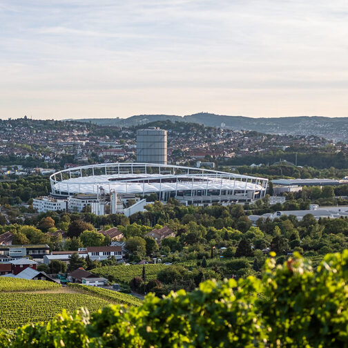 Außenaufnahme der Mercedes‐Benz Arena mit Dachkonstruktion