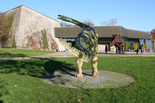 Museum am Löwentor im Rosensteinpark mit Dinsosaurier vor dem Eingang.