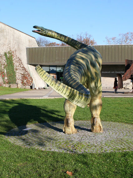 Museum am Löwentor im Rosensteinpark mit Dinsosaurier vor dem Eingang.