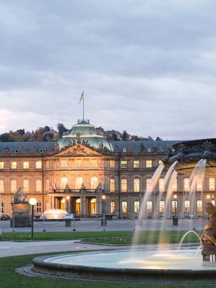 Neue Schloss am Schlossplatz mit Brunnen