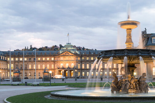 Neue Schloss am Schlossplatz mit Brunnen