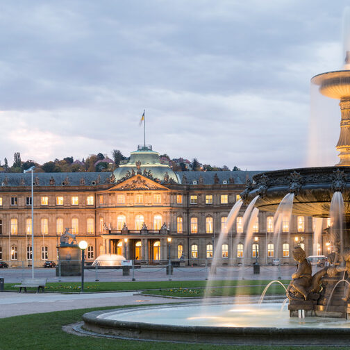 Neue Schloss am Schlossplatz mit Brunnen