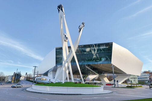 Außenansicht Porsche Museum: Das Gebäude wird nur von drei V‐förmigen Stelen getragen.