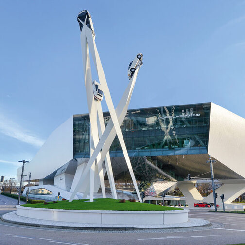 Außenansicht Porsche Museum: Das Gebäude wird nur von drei V‐förmigen Stelen getragen.