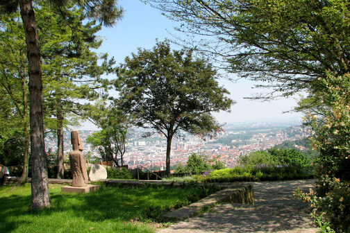 Santiago-de-Chile-Platz in Stuttgart-Degerloch mit Aussicht um den Talkessel.