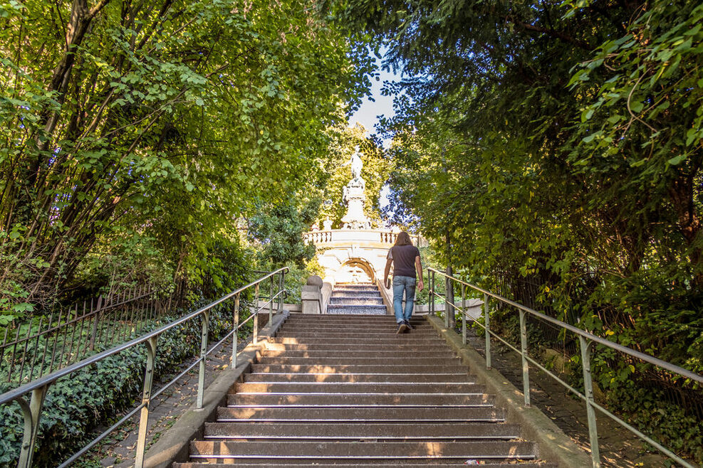 Eine Staffel in Stuttgart: Ein Mann geht eine lange Treppe hinauf.