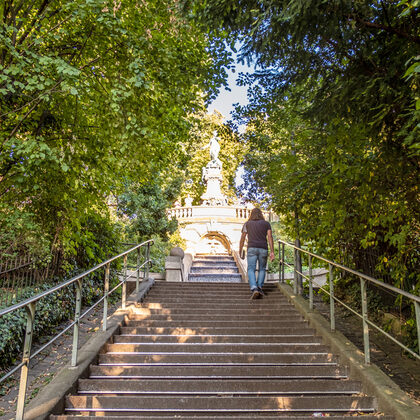Eine Staffel in Stuttgart: Ein Mann geht eine lange Treppe hinauf.