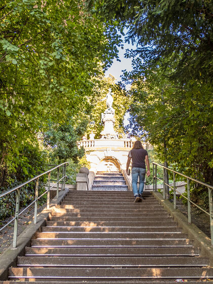 Eine Staffel in Stuttgart: Ein Mann geht eine lange Treppe hinauf.