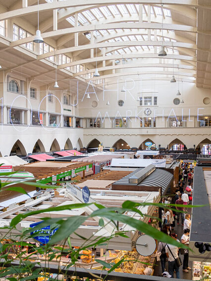 Marktstände von oben: Ausblick von der Empore in der Markthalle Stuttgart