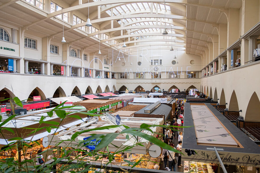 Marktstände von oben: Ausblick von der Empore in der Markthalle Stuttgart