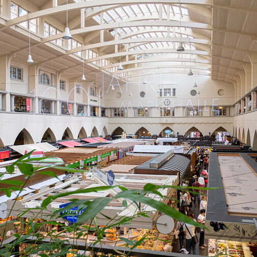 Marktstände von oben: Ausblick von der Empore in der Markthalle Stuttgart