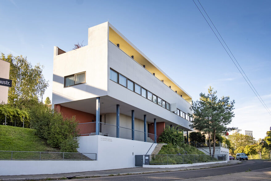 Außenansicht des Le Corbusier-Haus, mit weißer Fassade, langem Fensterband und klaren Linien.