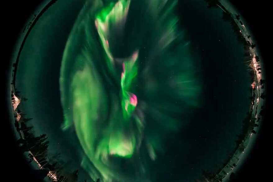 Szene aus der Vorführung - grüne Lichter am Himmel.