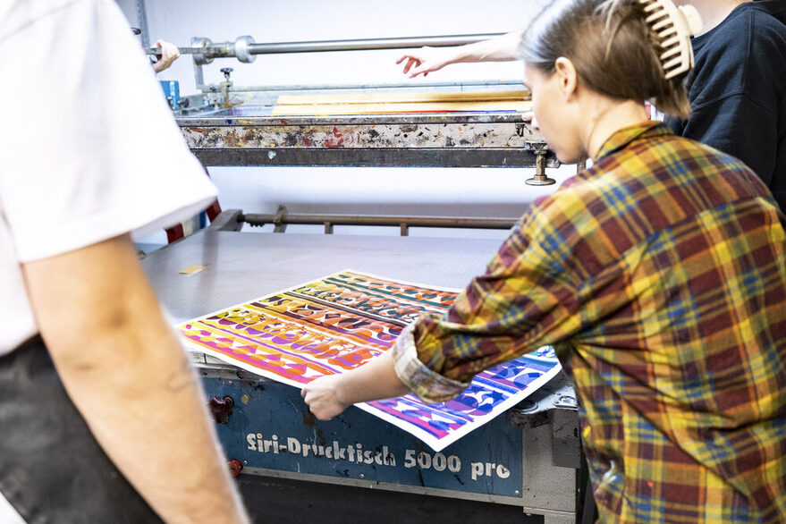 Studierende in der Siebdruckwerkstatt der Merz Akademie