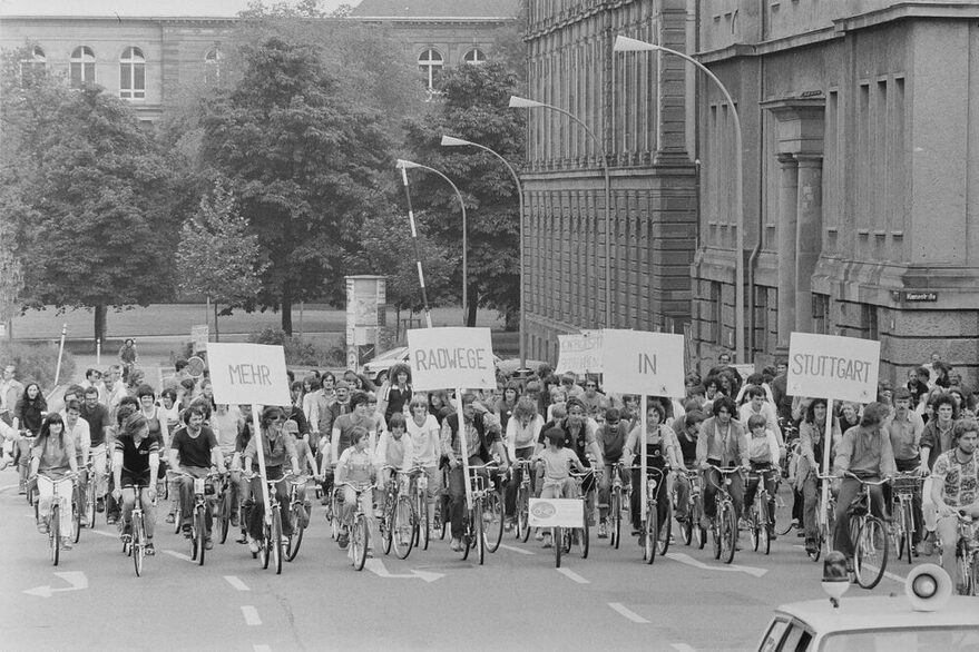 Das Foto zeigt die Spitze der Fahrraddemo vom 8. Juni 1980 mit den Tafeln "Mehr Radwege in Stuttgart"