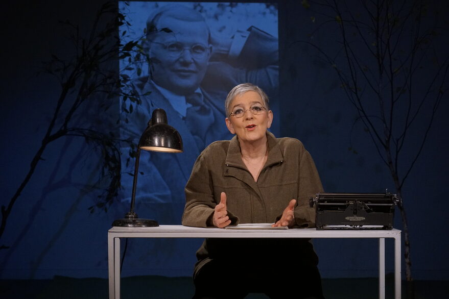 Der Pastor, bleibt Pastor- Foto von der Lesung. Gesine Keller ist abgebildet.