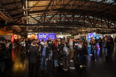 Messehalle mit vielen Personen und hoher Decke