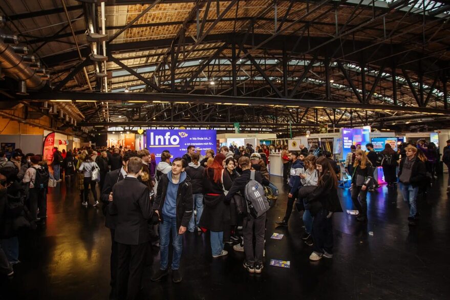 Messehalle mit vielen Personen und hoher Decke