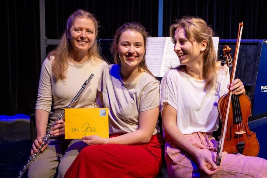 Drei Künstlerinnen mit ihren Musikinstrumenten