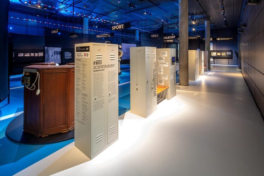 Eingangsbereich der Ausstellung mit Spinden und Umkleidekabinen.