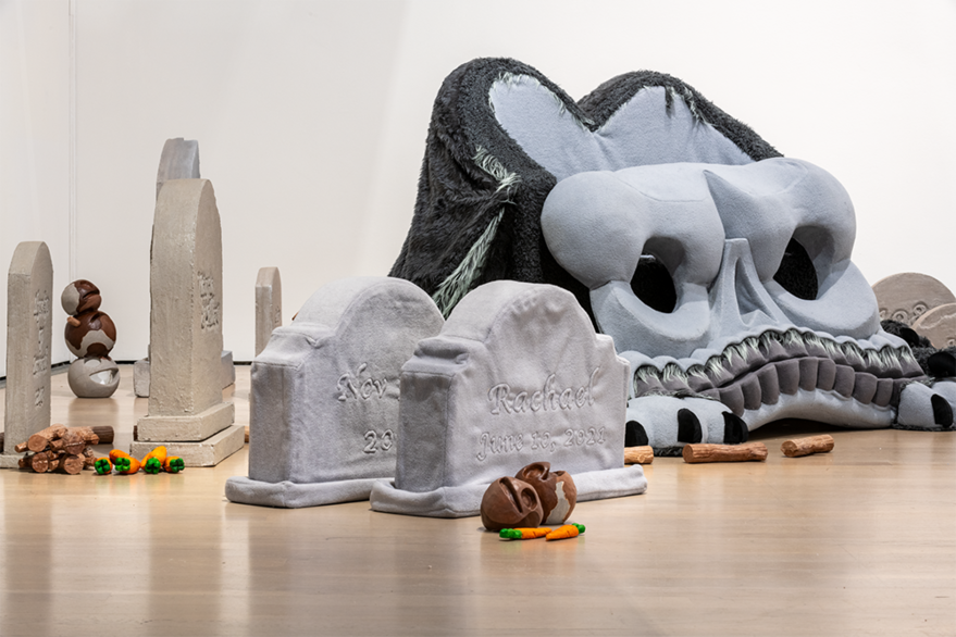 Kunstwerk von Simone Eisele zeigt Grabsteine aus Schaumstoff, Karton und Plastik