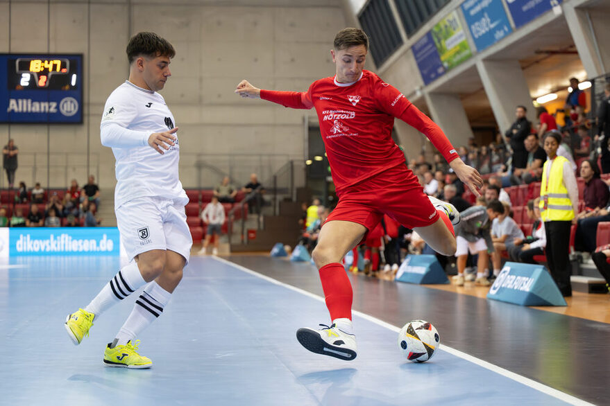 Davud Vehab, Spieler des TSV Weilimdorf, im Zweikampf.