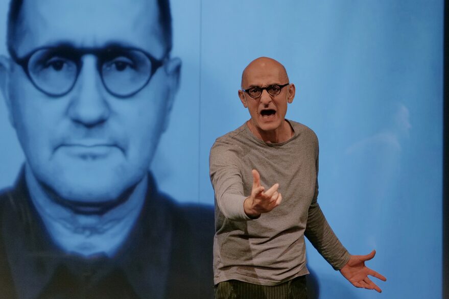 Schauspieler vor einem großen Brecht Portrait