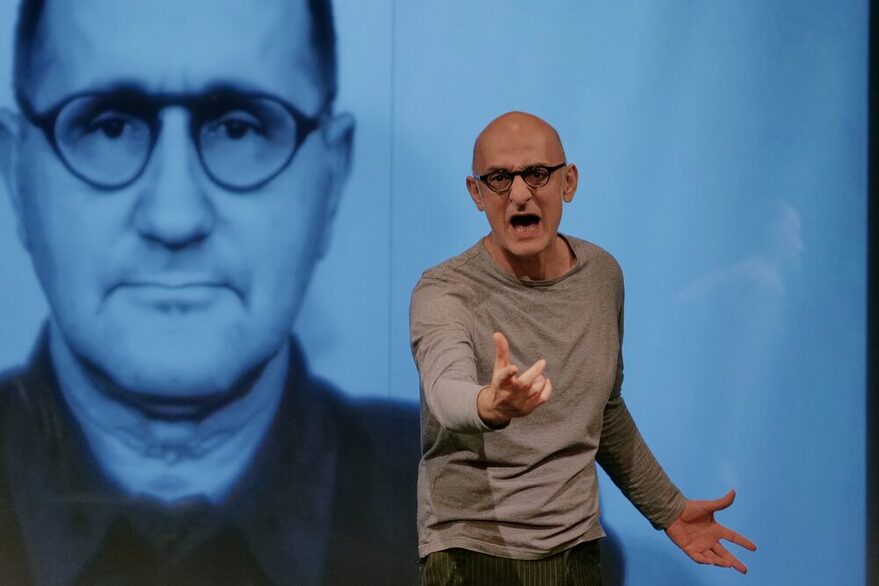 Schauspieler vor einem großen Brecht Portrait