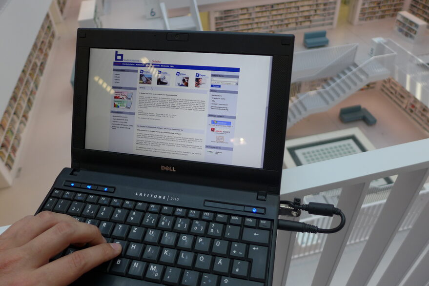Laptop in der Zentralbibliothek Stuttgart.
