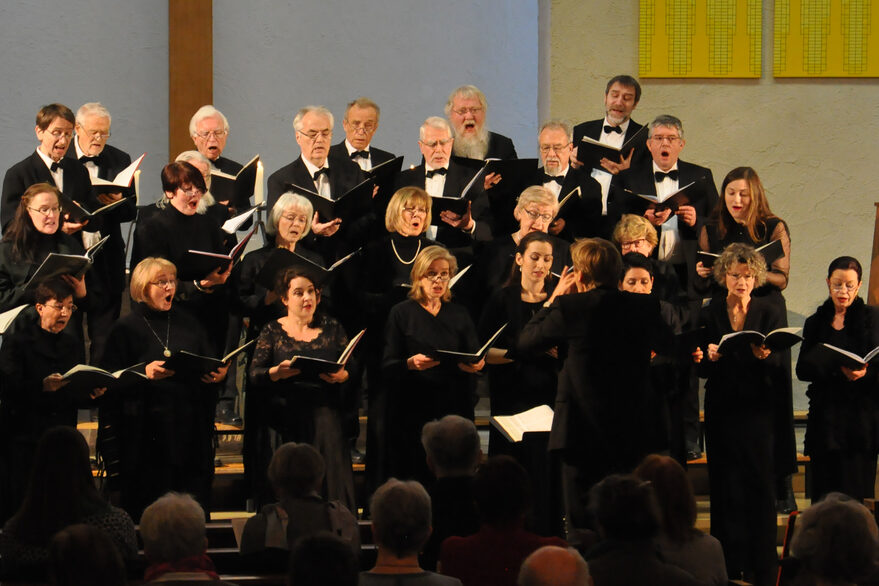 Stuttgarter Choristen bei einer Aufführung, alle in schwarz gekleidet.