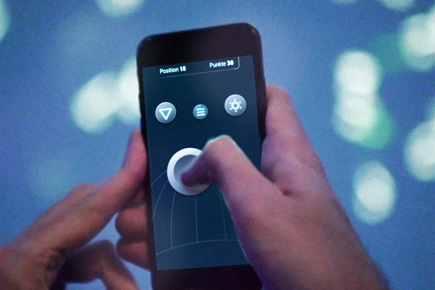 Eine Hand bedient ein Smartphone.