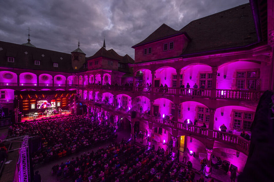 jazzopen Stuttgart Konzert im Innenhof des Schlosses in lila Licht.