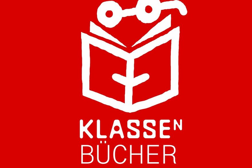 Logo Klasse(n)Bücher in weiß auf rotem Hintergrund: stilisiertes, aufgeschlagenes Buch