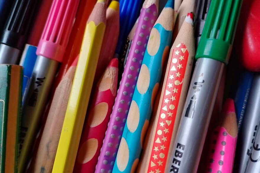 Ein Haufen Bunt- und Filzstifte