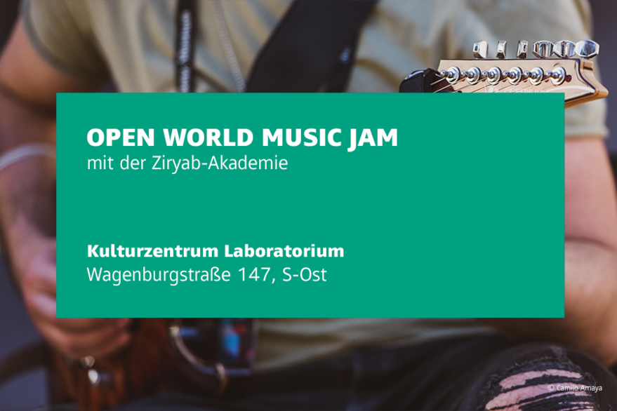 Eine Person die Gitarre spielt davor ein grüner Kasten mit Infos zum Open World Music Jam