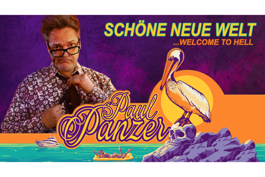 Plakat zum Programm mit Paul Panzer zu sehen ist Paul Panzer links und ein gezeichneter Sonnenuntergang über einem Meer. Recht iste ein Pelikan abgebildet, der auf einem Felsen in Form eines Totenkopfes sitzt.