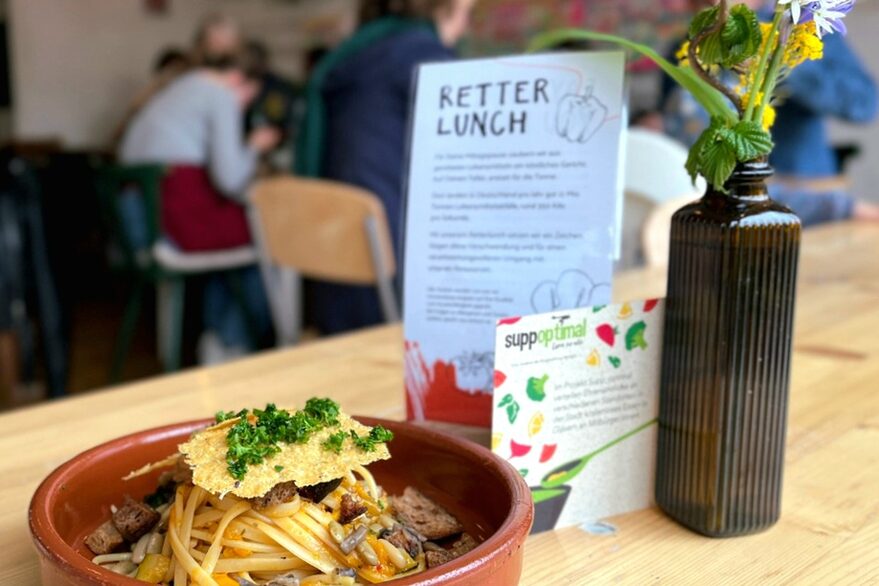 Ein Teller mit frisch zubereitetem Mittagessen steht auf einem Tisch.