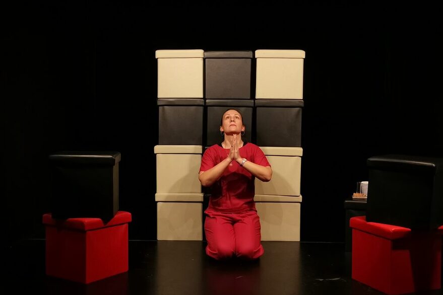 Frau vor dem Spiegel