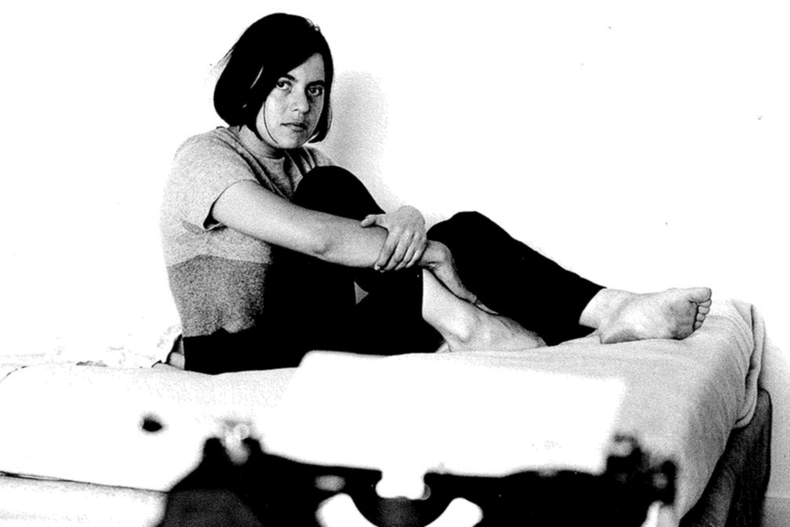 Schwarz - weiß Foto von einer Frau auf einem Bett