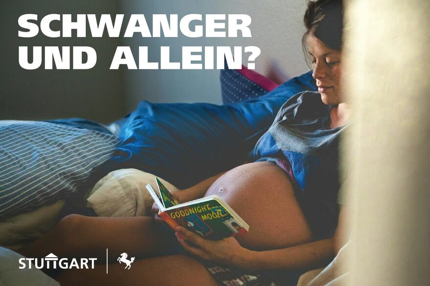 Schwangere, die ein Buch liest.