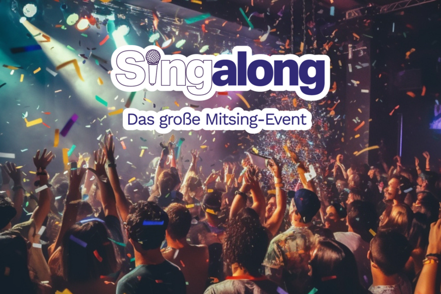 Tanzende Personen eng gedrängt mit erhobenen Armen. Schriftzug Singalong - Das große Mitsing-Event.