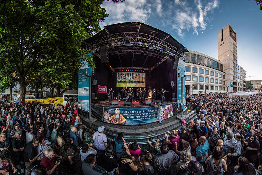 Bühne und Publikum beim Sommerfestival der Kulturen