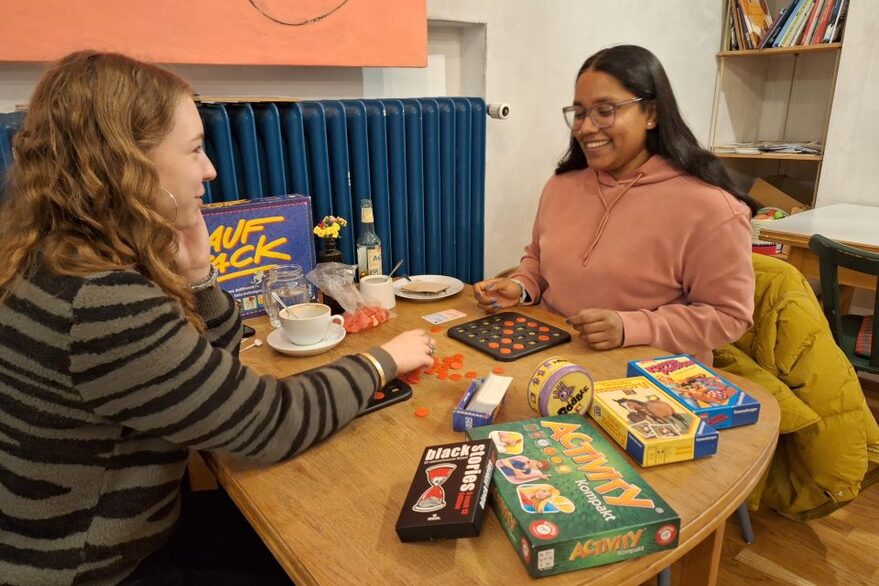Zwei junge Frauen spielen am Tisch