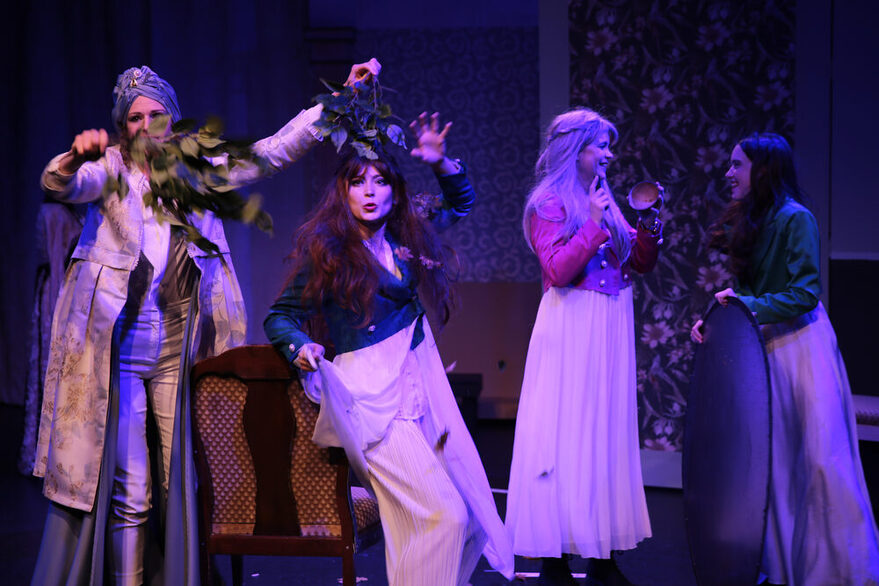 4 Frauen in historischen Kostümen