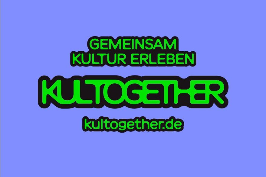 Auf einem blauen Hintergrund ist in grüner Schrift zu lesen: Gemeinsam Kultur erleben. KulTogether. kultogether.de. Die grüne Schrift ist schwarz umrandet.